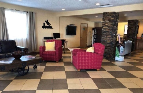 Evanston House | Comfort Meets Affordability in Knights Inn Evanston! Free Parking, Pet-friendly