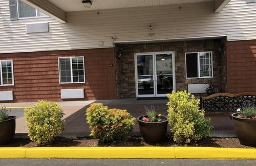Kelso House | Comfort Meets Affordability in GuestHouse Kelso Longview! Free Parking