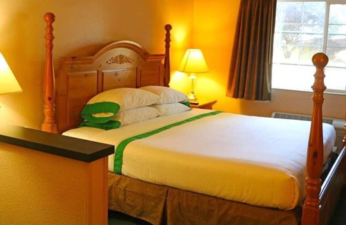 Kelso House | Comfort Meets Convenience at GuestHouse Kelso Longview! Pets Allowed!
