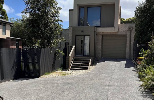 Frankston House | Comfort natural Frankston home in middle of everything