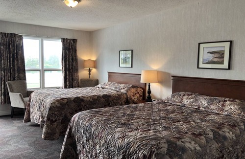 Green Gables Hotel | Comfort Queen Room for Family of 4
