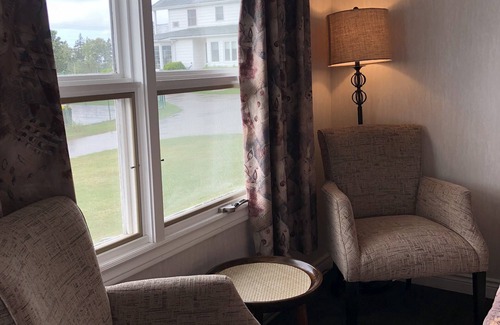 Green Gables Hotel | Comfort Queen Room for Family of 4