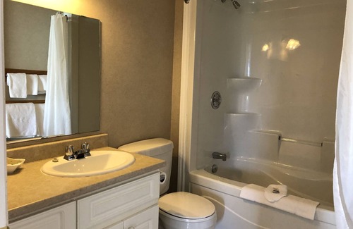 Green Gables Hotel | Comfort Queen Room for Family of 4