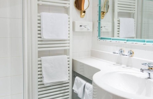 Dorfgastein Hotel | Comfort room with shower od. Bathroom, toilet - Römerhof, country hotel