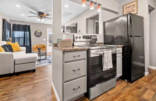 Wichita Apartment | Comfort Stay 2, with Luxe feel, Pamper yourself.
