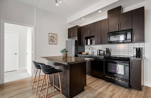 Cabbagetown Hotel | Comfort Stay - 2BR Suite - Free Parking - CN Tower View