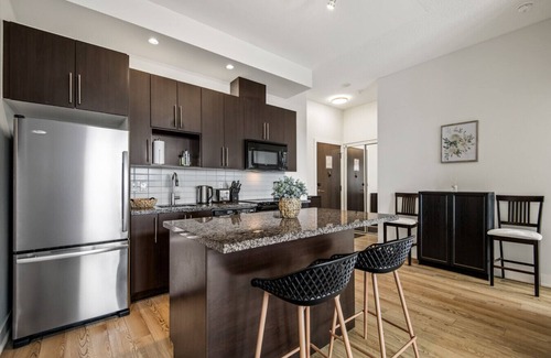 Cabbagetown Hotel | Comfort Stay - 2BR Suite - Free Parking - CN Tower View