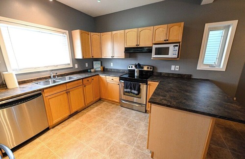 Grande Prairie House | Comfort Stay | WIFI | Smart TV | 3 Bed & 2.5 Bath