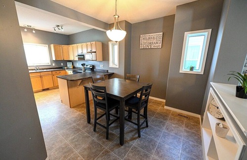 Grande Prairie House | Comfort Stay | WIFI | Smart TV | 3 Bed & 2.5 Bath