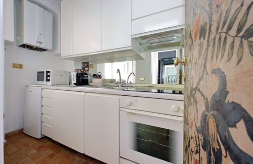 Monti Apartment | Comfort Studio, A Few Steps From The Colosseum By Halldis