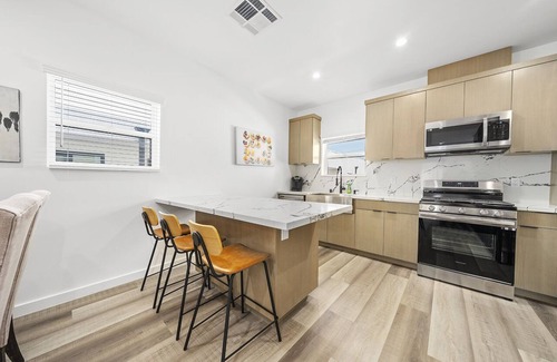 Rampart Village House | Comfort Suite Hollywood