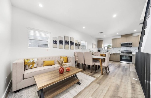 Rampart Village House | Comfort Suite Hollywood
