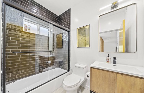 Rampart Village House | Comfort Suite Hollywood