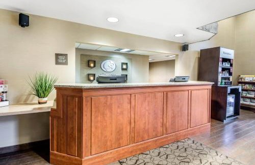 King Hotel | Comfort Suites at Par 4 Resort