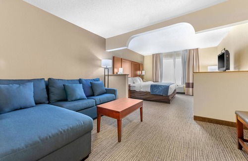 Findlay Hotel | Comfort Suites Findlay I-75