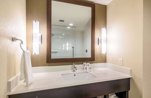 Central Oklahoma City Hotel | Comfort Suites Meridian and I-40