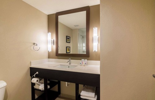 Central Oklahoma City Hotel | Comfort Suites Meridian and I-40