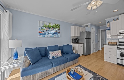 Isle of Palms Condo | Comfort @ the Beach, Oceanfront Condo! Community Pool & 1000ft Fishing Pier!