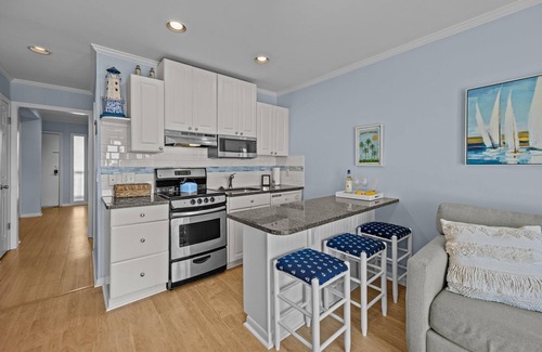 Isle of Palms Condo | Comfort @ the Beach, Oceanfront Condo! Community Pool & 1000ft Fishing Pier!
