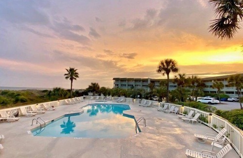 Isle of Palms Condo | Comfort @ the Beach, Oceanfront Condo! Community Pool & 1000ft Fishing Pier!