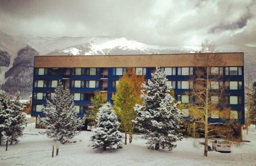 Copper Mountain Village Condo | Comfort & Value next to Ctr Village, steps to lifts, Mtn views, Free Pkg & Wifi