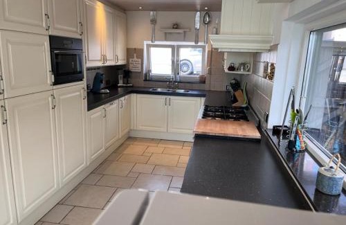 Oostburg House | Comfortabele woning mét omheinde tuin aan water voor 12 p
