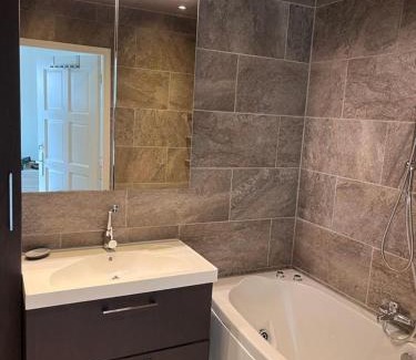 Oostburg House | Comfortabele woning mét omheinde tuin aan water voor 12 p