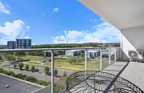 Phillip Apartment | Comfortable 1-Bed Apartment with Balcony