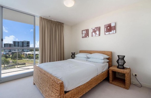 Phillip Apartment | Comfortable 1-Bed Apartment with Balcony