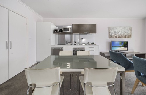 Greenway Apartment | Comfortable 1-Bed in Convenient Lakeside Location