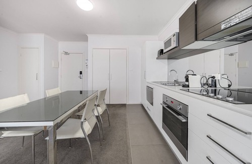 Greenway Apartment | Comfortable 1-Bed in Convenient Lakeside Location