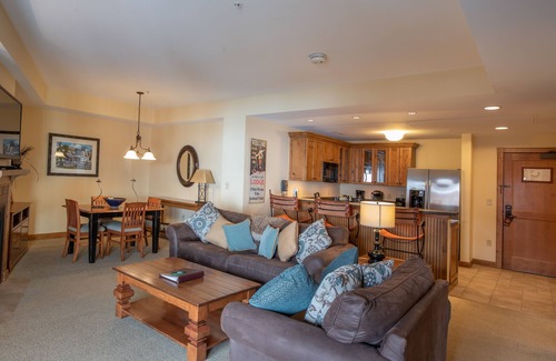Crested Butte Condo | Comfortable 1 Bedroom Condo - Slopeside - No Cleaning Fee! by RedAwning