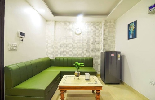 DLF City Apartment | Comfortable 1 Bhk Serviced Apartment w/Hill view
