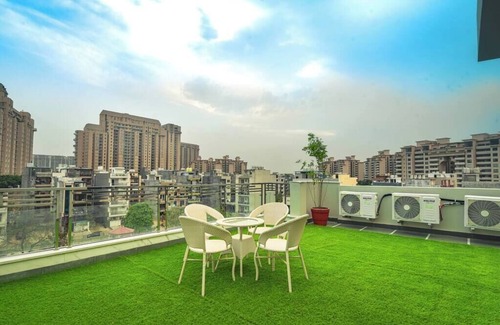 DLF City Apartment | Comfortable 1 Bhk Serviced Apartment w/Hill view
