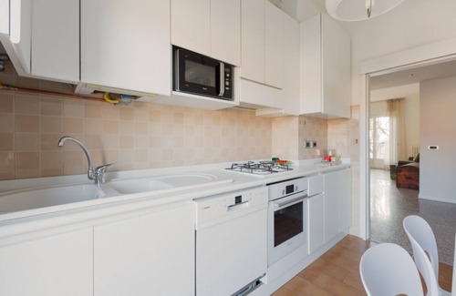 Lambrate Apartment | Comfortable 100sqm flat located on the fourth floor (with lift), equipped with kitchen, living area, two bathrooms and two bedrooms that can accommodate up to 4 people. A short walk from Lambrate and Udine stations, it is conveniently located to reach th