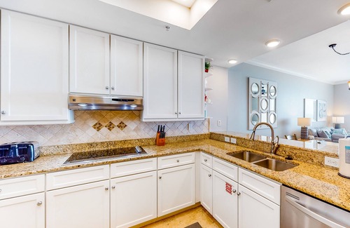 Ono Island Condo | Comfortable, 10th-floor condo steps to the Gulf & quick drive to dining
