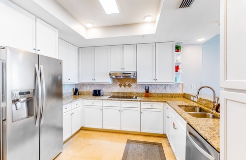 Ono Island Condo | Comfortable, 10th-floor condo steps to the Gulf & quick drive to dining