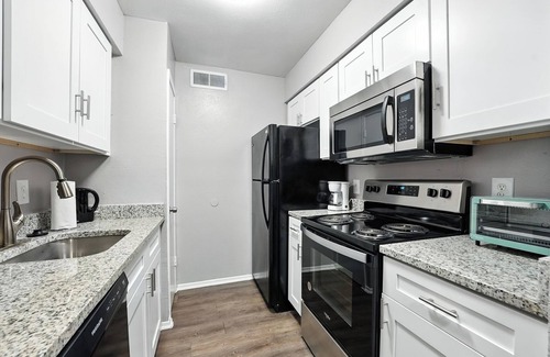 Southridge Apartment | Comfortable 1BR Midterm Housing I Free Parking