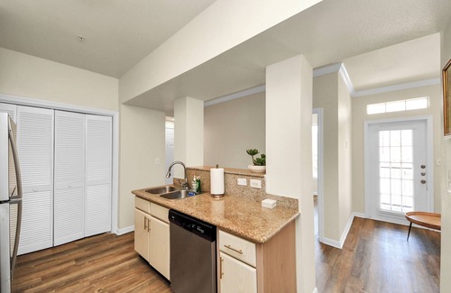 MacGregor Apartment | Comfortable 2-bedroom apartment with High Speed WiFi in S Central Houston