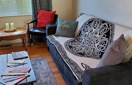 Southeast Eugene House | Comfortable 2 bedroom close to U of Oregon, downtown, buses, shops & hospitals.