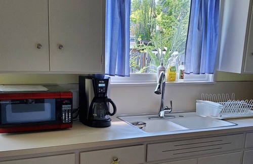 Southeast Eugene House | Comfortable 2 bedroom close to U of Oregon, downtown, buses, shops & hospitals.