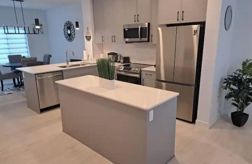 Northeast Edmonton House | Comfortable 2 Queen BRMs 1.5 BTH & Garage Parking