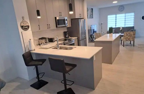 Northeast Edmonton House | Comfortable 2 Queen BRMs 1.5 BTH & Garage Parking