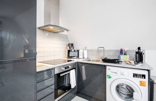 Bedford Apartment | Comfortable 2BR Apartment in Bedford