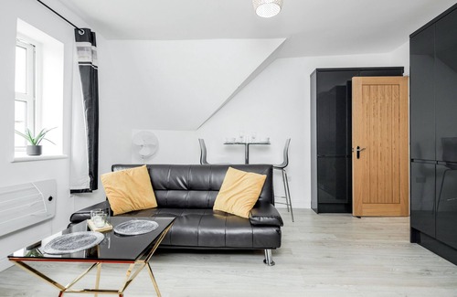Bedford Apartment | Comfortable 2BR Apartment in Bedford