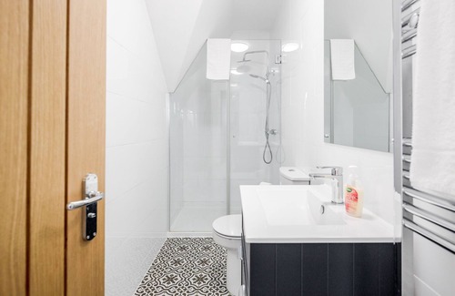 Bedford Apartment | Comfortable 2BR Apartment in Bedford