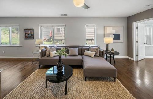 Mount Auburn Apartment | Comfortable 2BR Condo near City Center