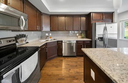 Mount Auburn Apartment | Comfortable 2BR Condo near City Center