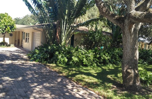 Vero Beach House | Comfortable 3 bedroom 3 bath beach house .pool.3 minute walk to beach.