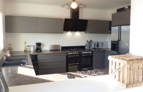 Larmor-Baden Ski Chalet | Comfortable 3* house with swimming pool